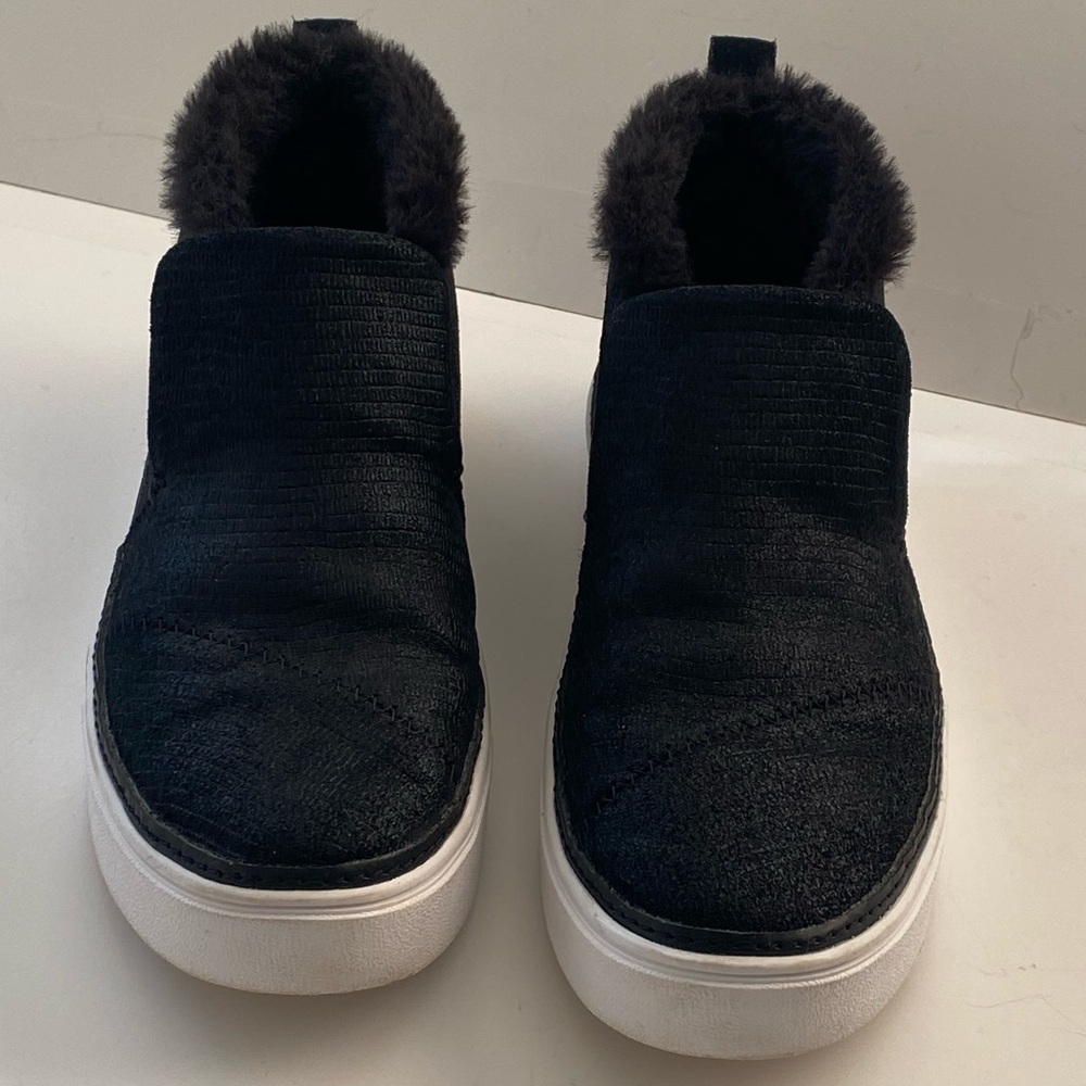 TOMS Black metallic Leather Faux Fur Lined Slip On Shoes Women's Size 6